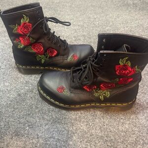 Dr. Martens 1460 Vonda black leather floral embroidered boots Size 9